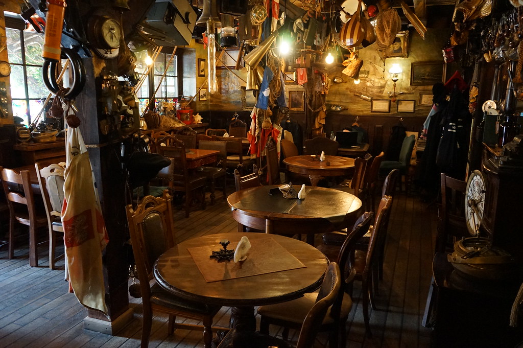 Dans le bar-taverne Captain Morgan dans le village de Hel.