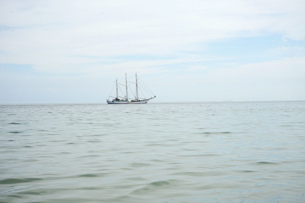 Voilier au large de Hel dans les eaux entre la Mer Baltique et la Baie de Gdansk.