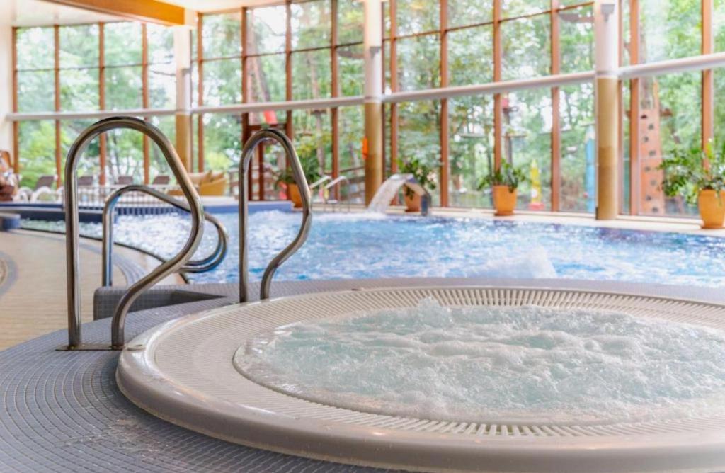 Piscine et jacuzzi de l'Hotel Dom Zdrojowy à Jastarnia sur la Presqu'île de Hel.