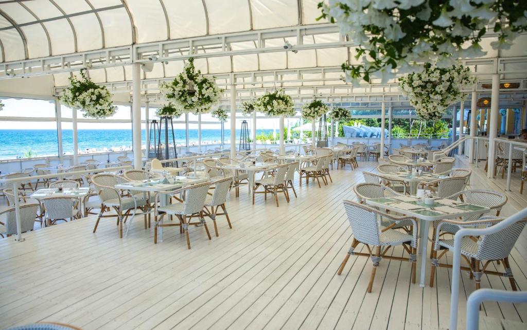 Terrasse en bord de mer de l'Hotel Bryza Resort à Jurata.