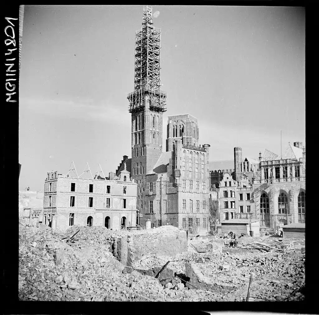 Reconstruction de l'Hotel de Ville ou Ratush après 1945 - Photo de K.Lelewicz - Licence ccbysa 4.0
