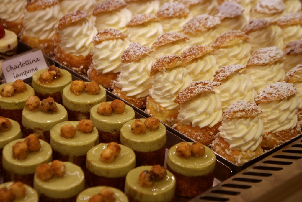 Délicieux choux à la crème au Café Patisserie Tagliafico à Gênes.