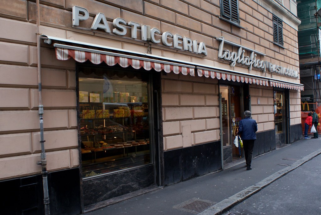 A l'entrée du Café Patisserie Tagliafico dans le quartier de San Vincenzo à Gênes.