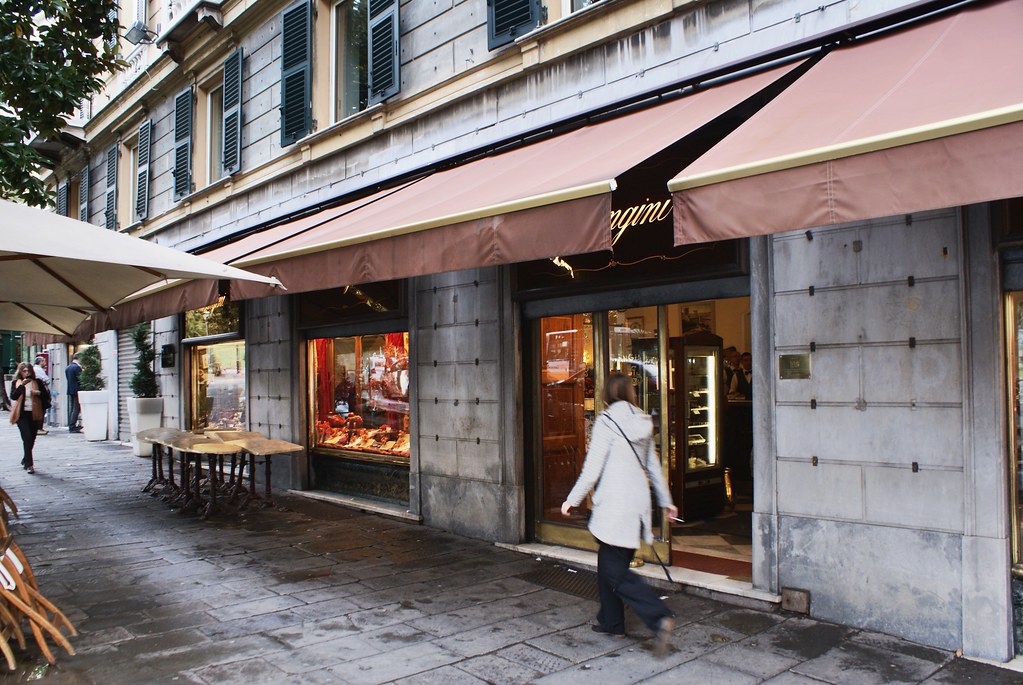 Devant la Pasticceria Gelateria Mangini à Gênes.