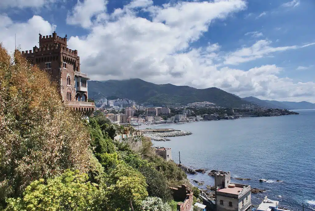 > Le château de Türkecke de style art nouveau surplombe Boccadasse et tout au bout à droite Portofino.