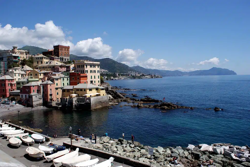 > Vue sur un bout de la plage de Boccadasse et vue en direction de Portofino et des Cinque Terre.