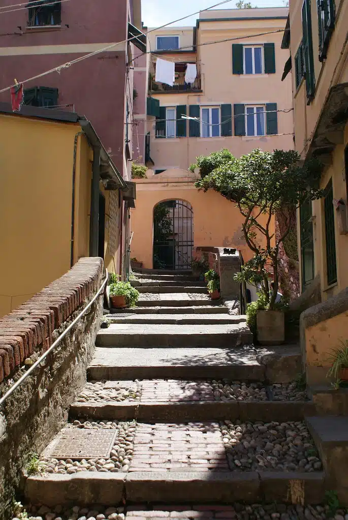 Une des ruelles colorées du quartier Boccadasse à Gênes.