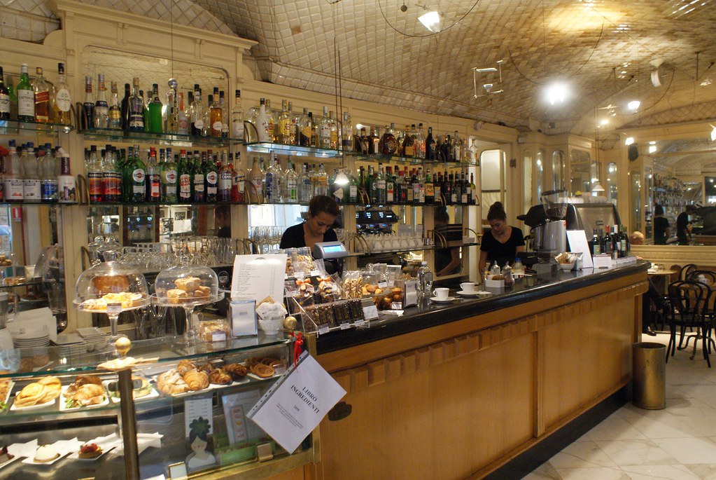 Café degli Specchi à Gênes, café luisant tapissé de faiences. 