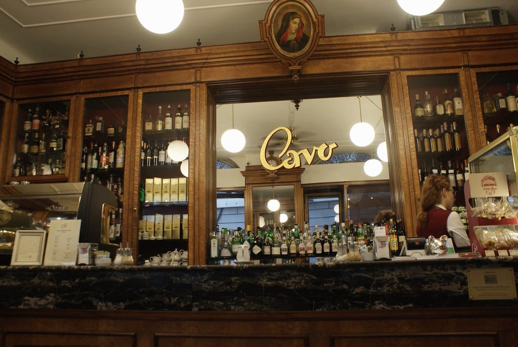 Comptoir de l'agréable café patisserie Cavo à Gênes.