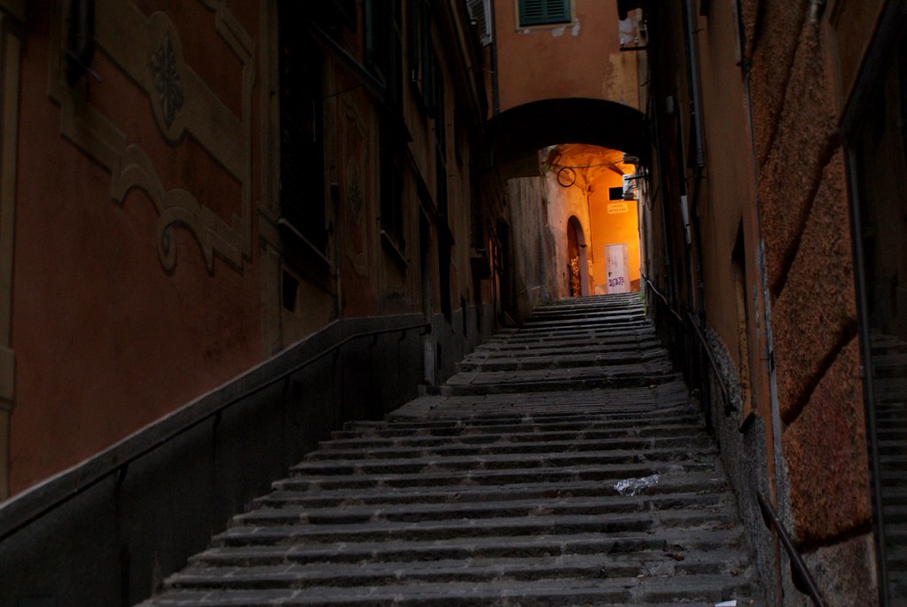 Long escalier vers la lumière.