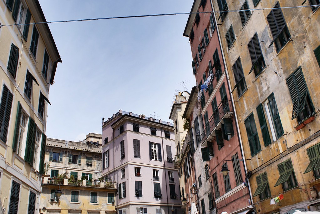 Piazza del’Erbe, lieu de rencontre les week-ends pour boire un coup dans le centre historique de Gênes.