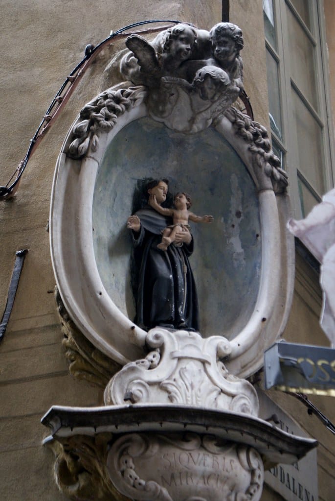 Au coin d’une dans le Vieux Gênes.