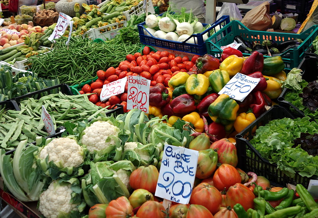 Marché alimentaire du Mercato Orientale à Gênes en Italie.