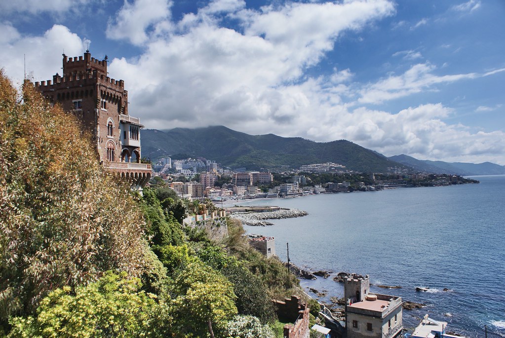 Quand venir à Gênes en Italie ? Climat et météo à 7 jours. Photo du paysage ligure autour de la ville.