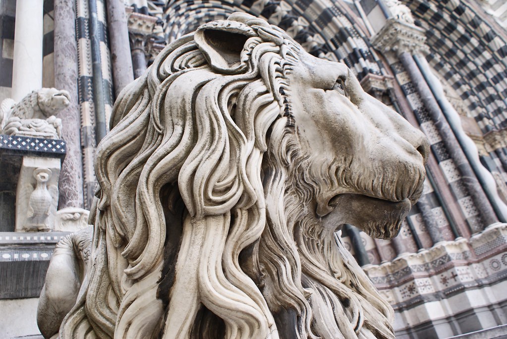 Lion monumental devant la cathedrale San Lorenzo à Gênes.