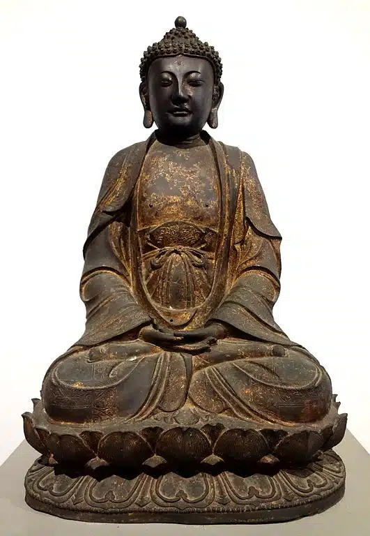 > Statue de Bouddha (Chine, dynastie Ming) au Musée Asiatique Edoardo Chiossone à Gênes. Photo de Daderot