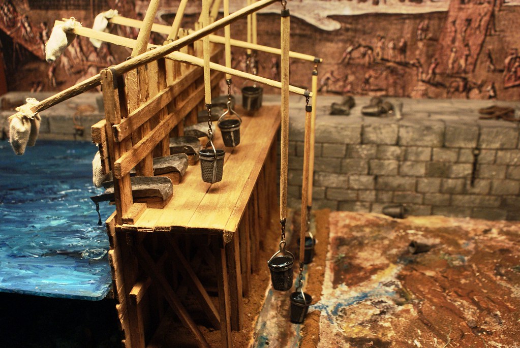 Histoire : Maquette d'un chantier d'agrandissement du port de Gênes au Moyen-Age dans le musée Galata sur le port.