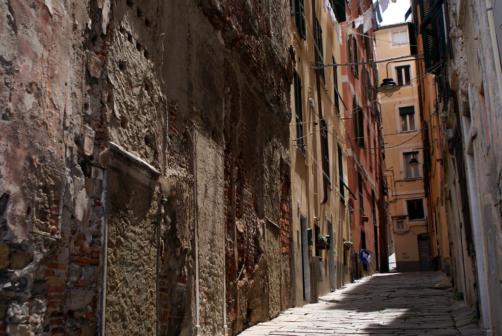 Paysage urbain : Quartier du Molo, ruelle de la Vieille Ville de Gênes.