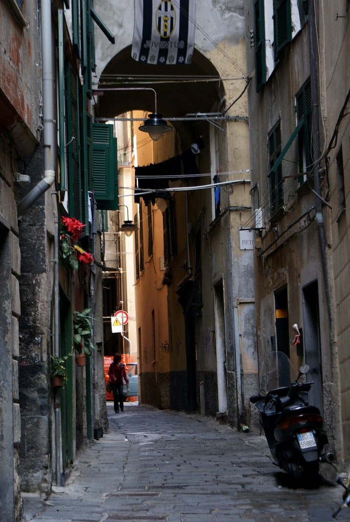 Les ruelles de la Vieille Ville de Gênes sont accessibles uniquement aux scooters et aux vélos.