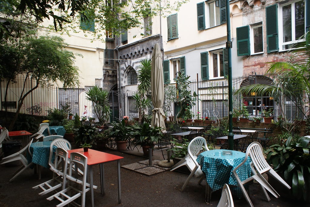 Petite terrasse au coeur du centre historique de Gênes.