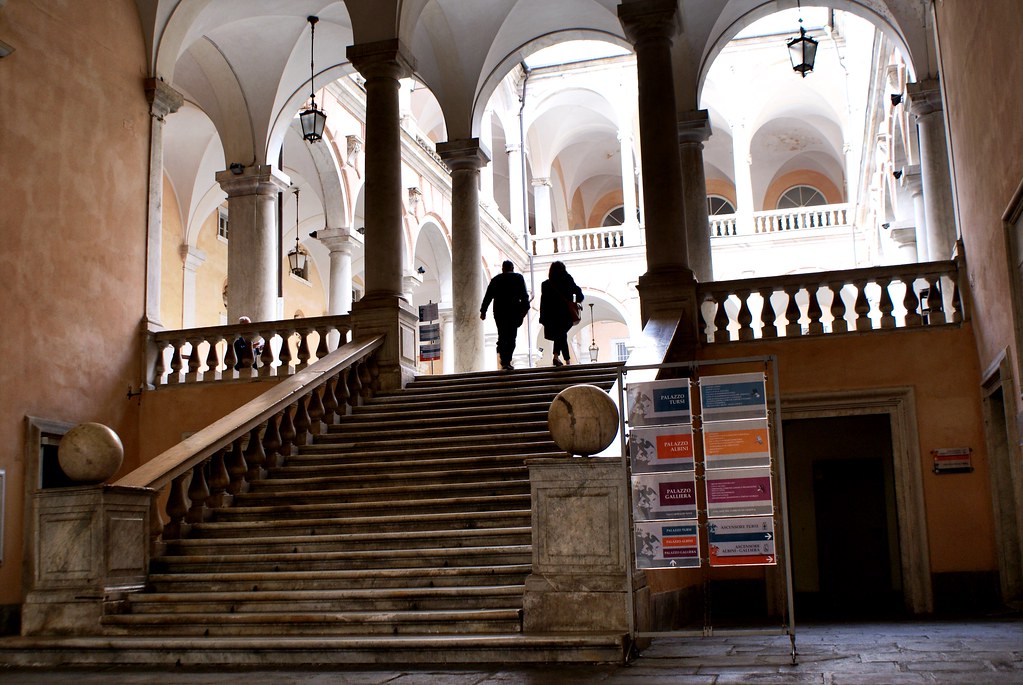Dans la cour de l’Hôtel de ville de Gênes, Via Garibaldi.