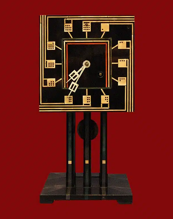 Domino Clock Horloge de table conçue par Charles Rennie Mackintosh (1917) dans le Kelvingrove Museum à Glasgow – Photo de Jean Pierre Dalbéra