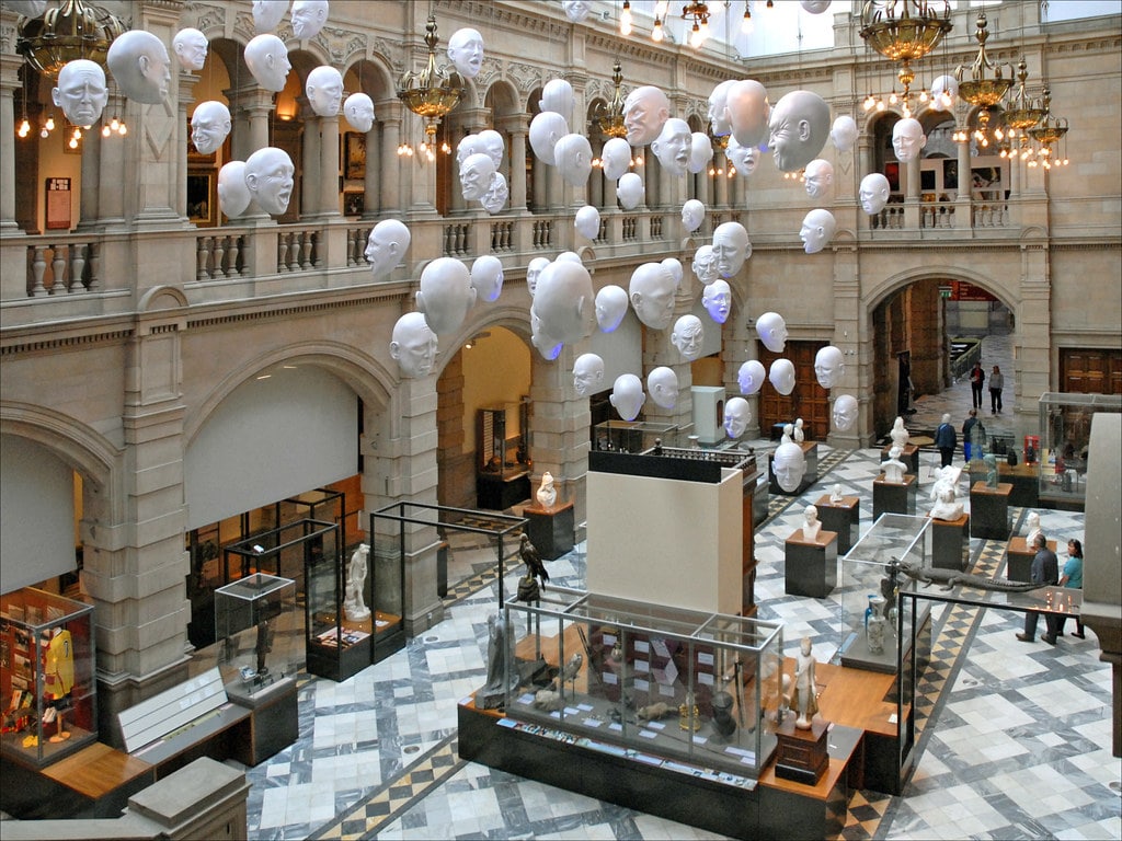 Exposition "Masks and Masquerades" dans le hall principal du musée Kelvingrove à Glasgow. Photo de Jean Pierre Dalbéra