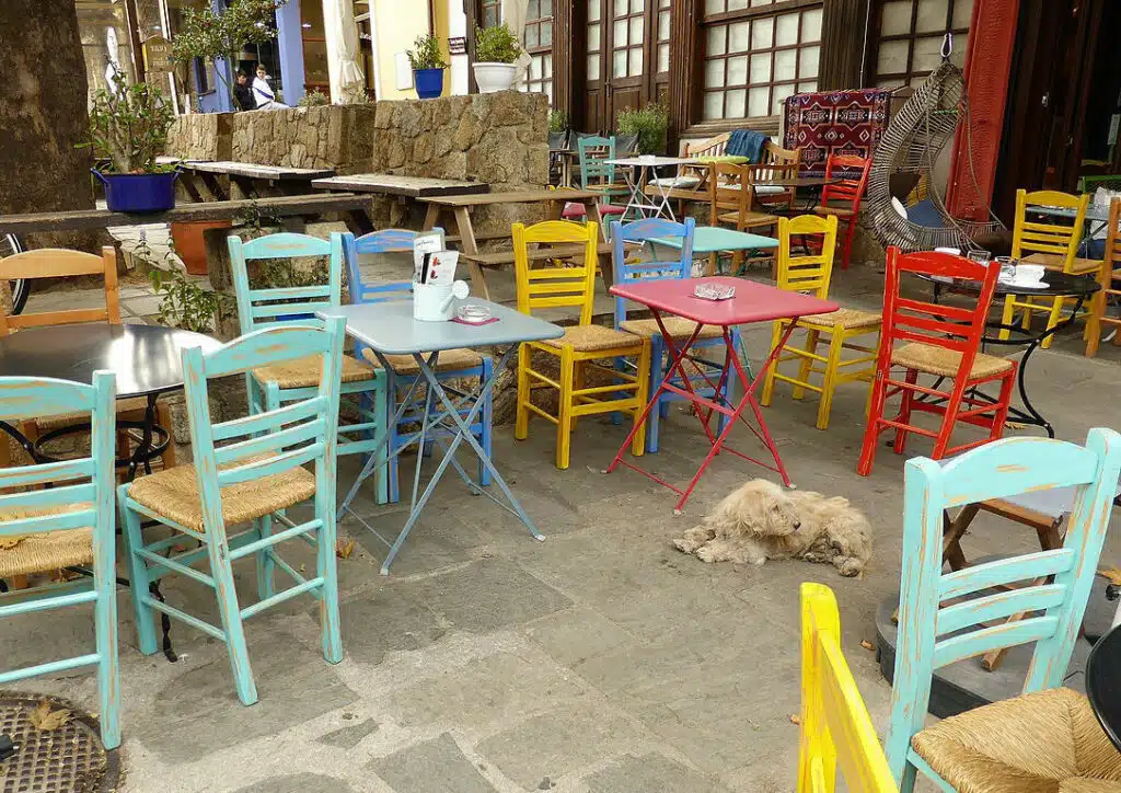 Café coloré à Arnaia - Photo de Rosa Maria Rinkl - Licence ccbysa 4.0