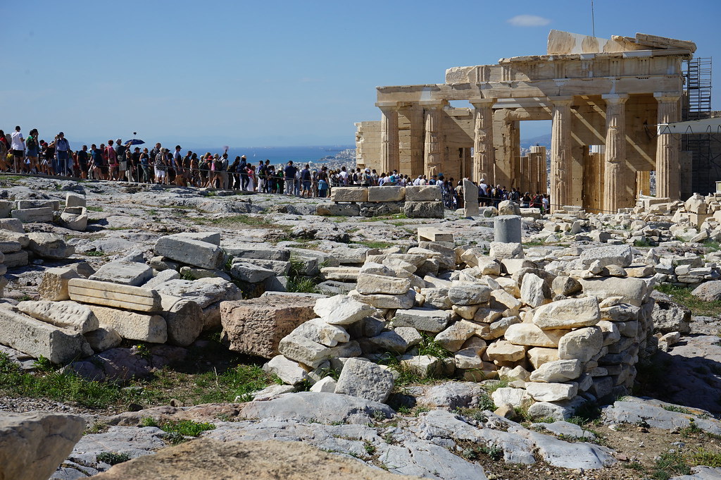 File indienne de touristes sur la colline de l'Acropole à Athènes.