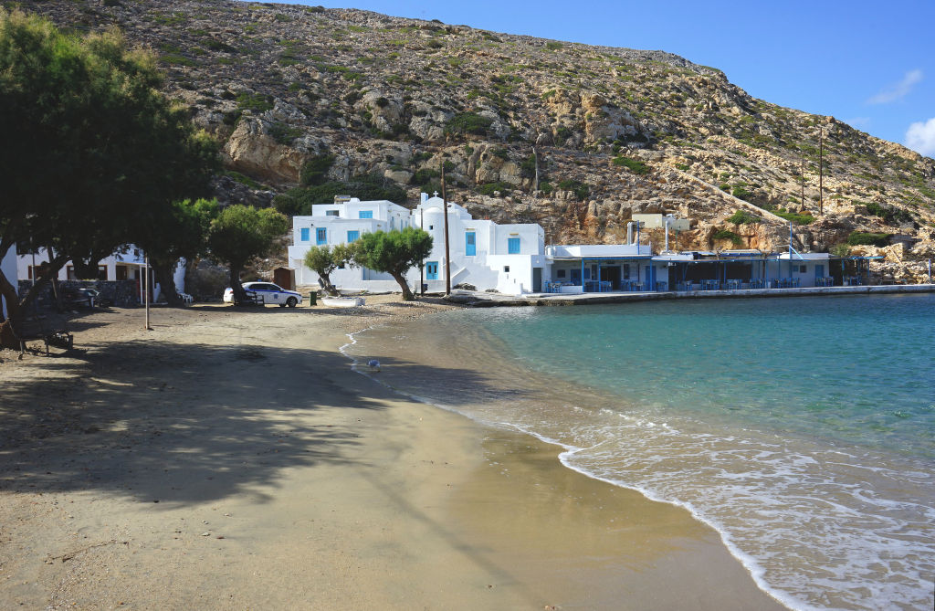 Sur la plage de Cheronissos au nord de l'île de Sifnos (Grèce).
