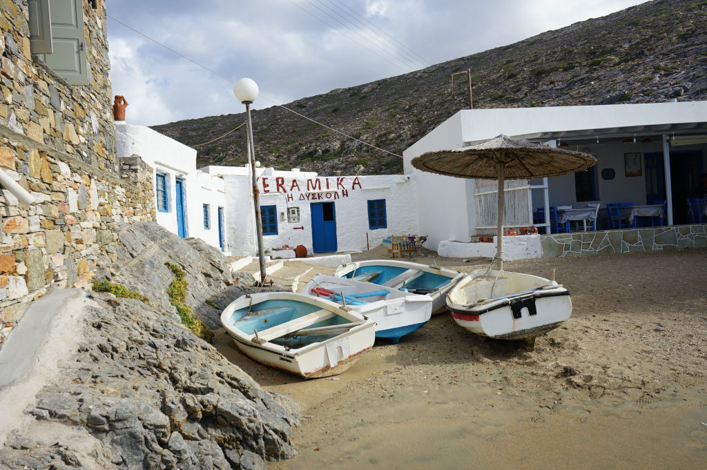 Atelier de céramique et restaurant dans le village de Cheronissos au nord de Sifnos.