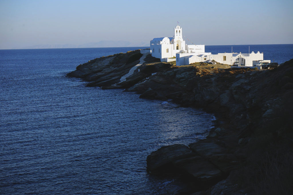 Eblouissant Monastère de Panagia Chrysopigi à Sifnos.