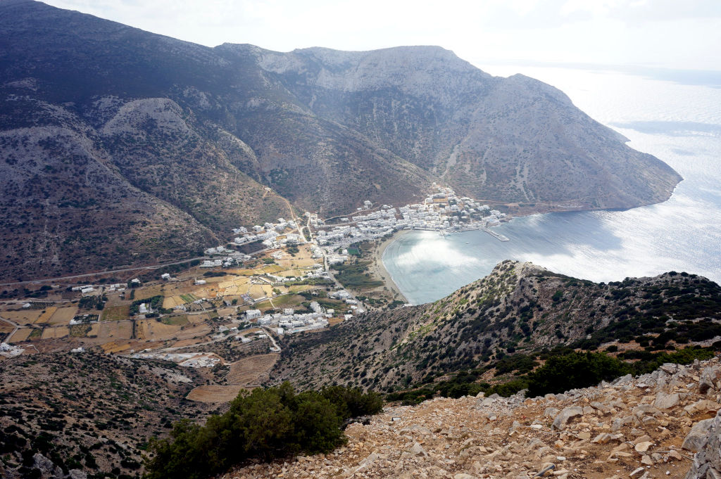 Vue depuis l'église d'Agios Symeon (Άγιος Συμεών) sur la ville de Kamares (Καμάρες), port de l'île de Sifnos.