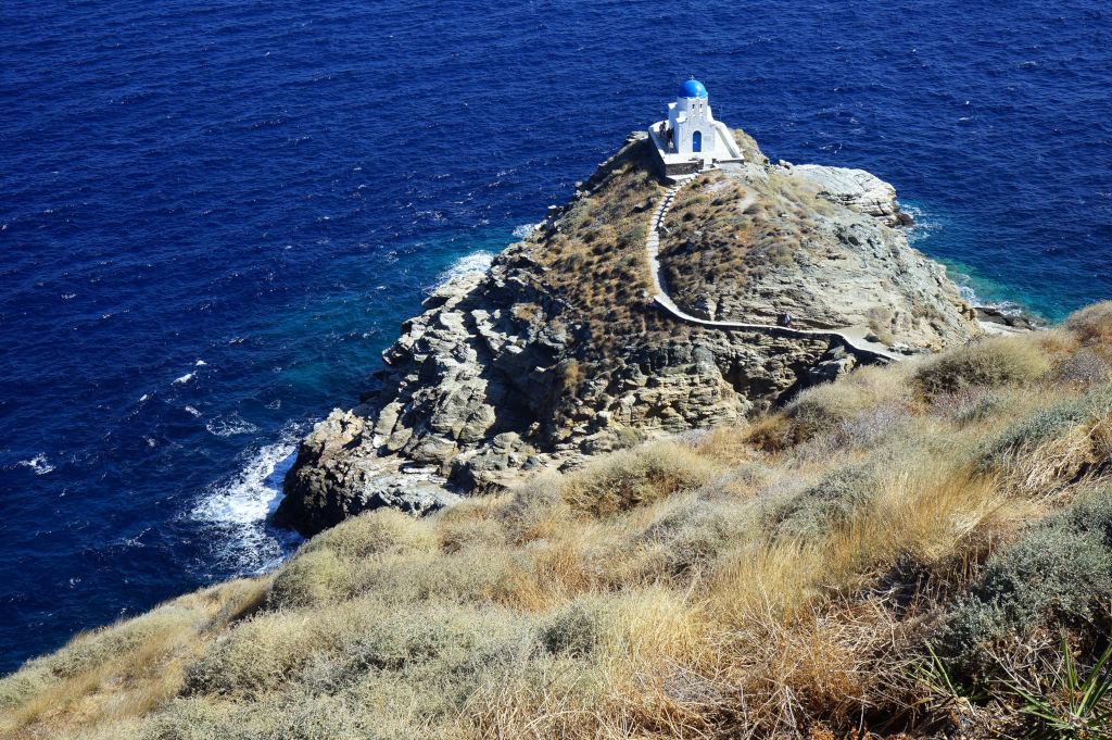 L'église de 7 martyrs (Επτά Μάρτυρες) plongeant dans la mer depuis la promontoire de Kastro à Sifnos.