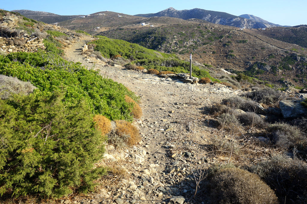 Sentier de randonnée dans le nord de l'île de Sifnos (Grèce).