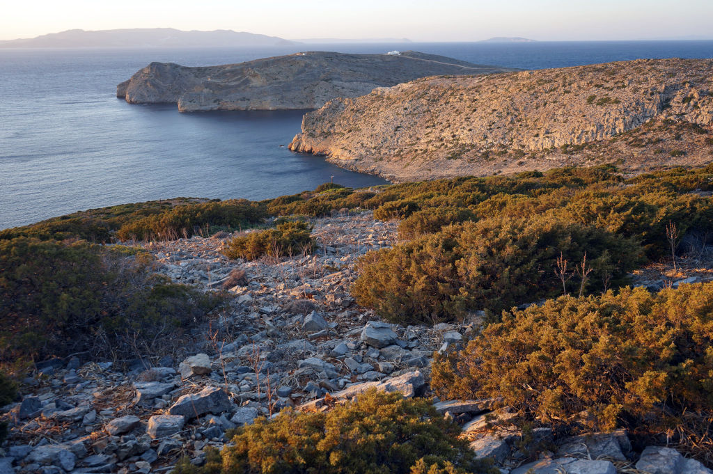 Paysage à l'extremité nord de Sifnos vers le village de Cherronisos avec l'île de Serifos au loin.