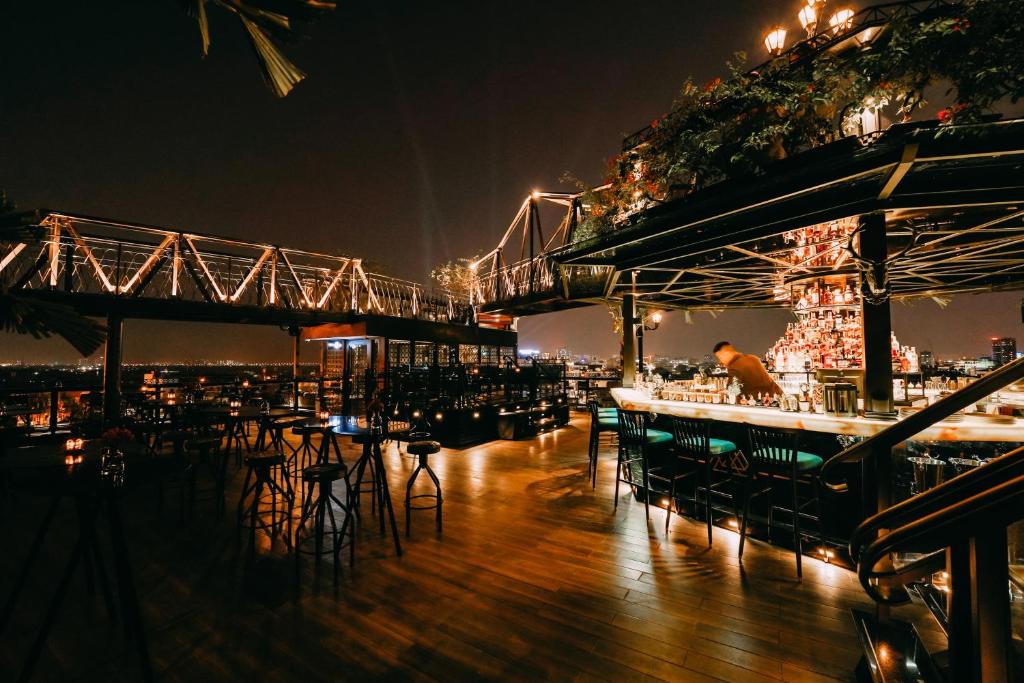 Bar sur le rooftop de l'hotel de luxe La Siesta Hotel & Spa à Hanoi.