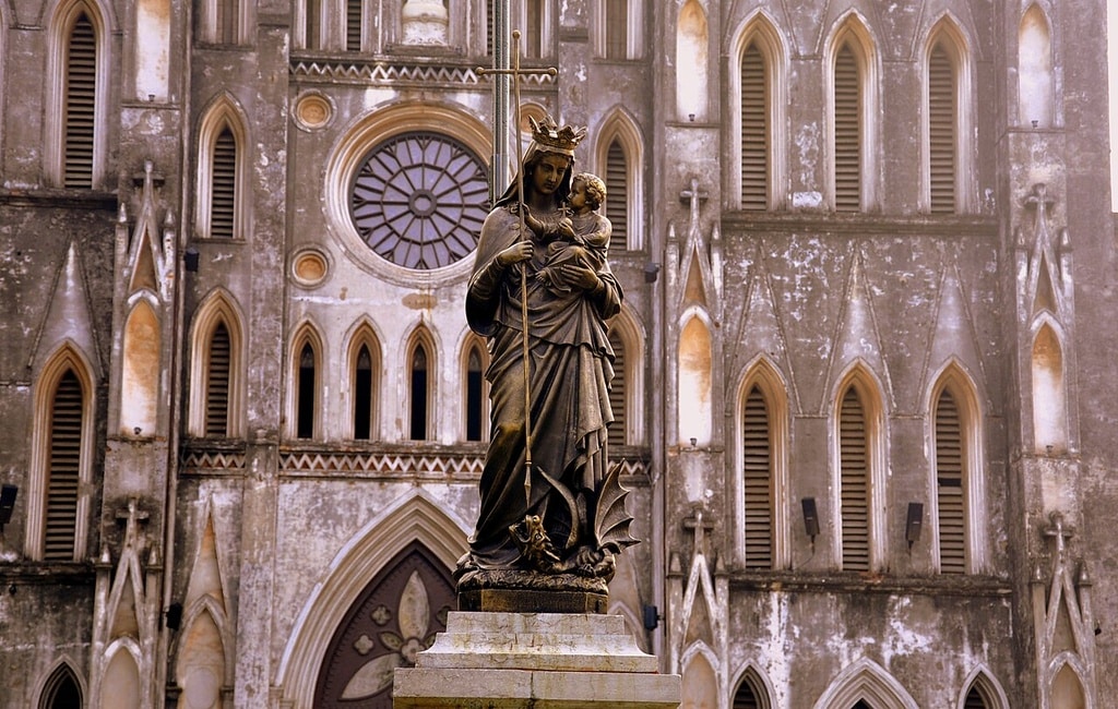 Statue de Notre Dame devant la la Cathédrale Saint Joseph à Hanoi - Photo de Eustaquio Santimano