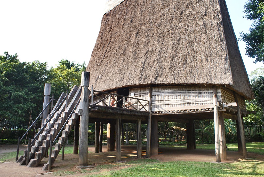 Maison commune des Bahnar : La plus impressionnante du musée ethnographique d’Hanoi.