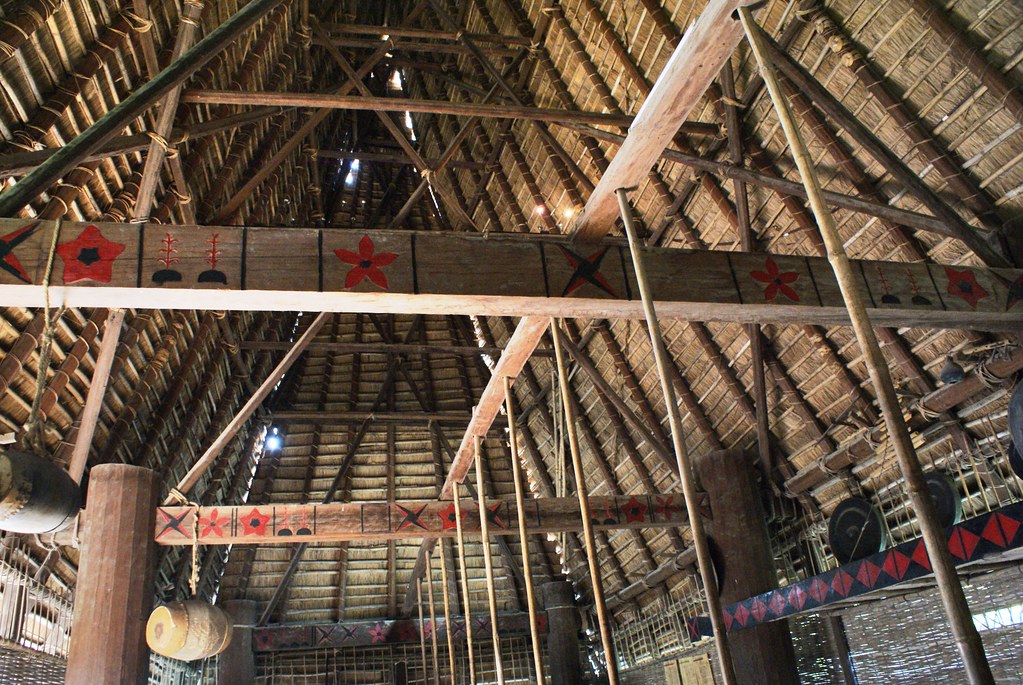 L’extraordinaire charpente de la maison commune des Bahnar au musée ethnographique à Hanoi au Vietnam.