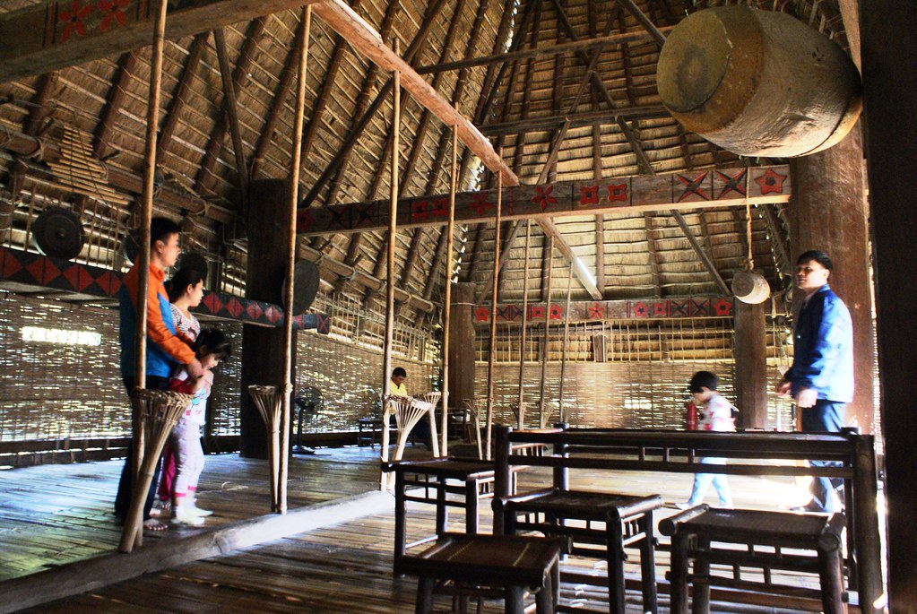 L’exceptionnel volume de la maison commune des Bahnar à Hanoi au Vietnam.