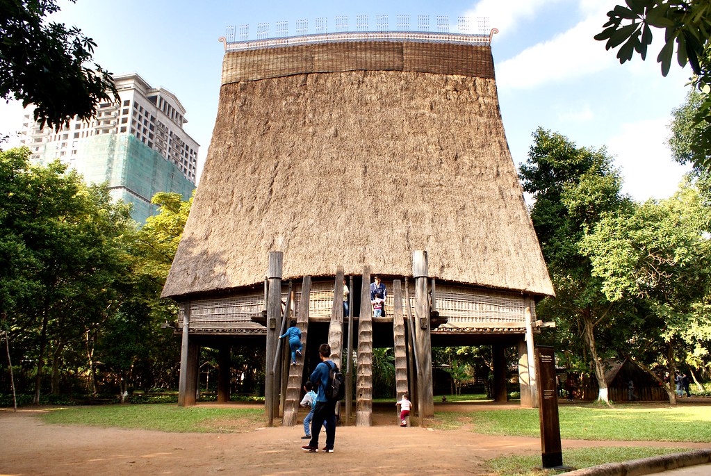 L'étonnante maison commune des Bahnar au musée ethnographique du Vietnam à Hanoi.