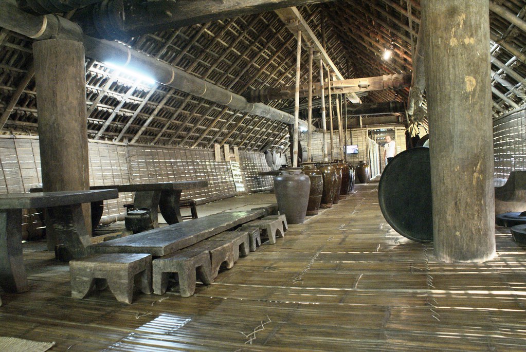 Gigantesque pièce dans la maison des Ede au musée ethnographique d’Hanoi.