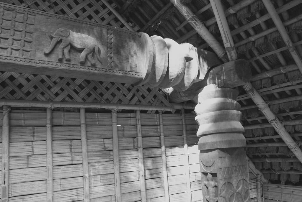 Poutre sculptée au motif d’éléphant dans la maison des Ede au musée ethnographique d’Hanoi.