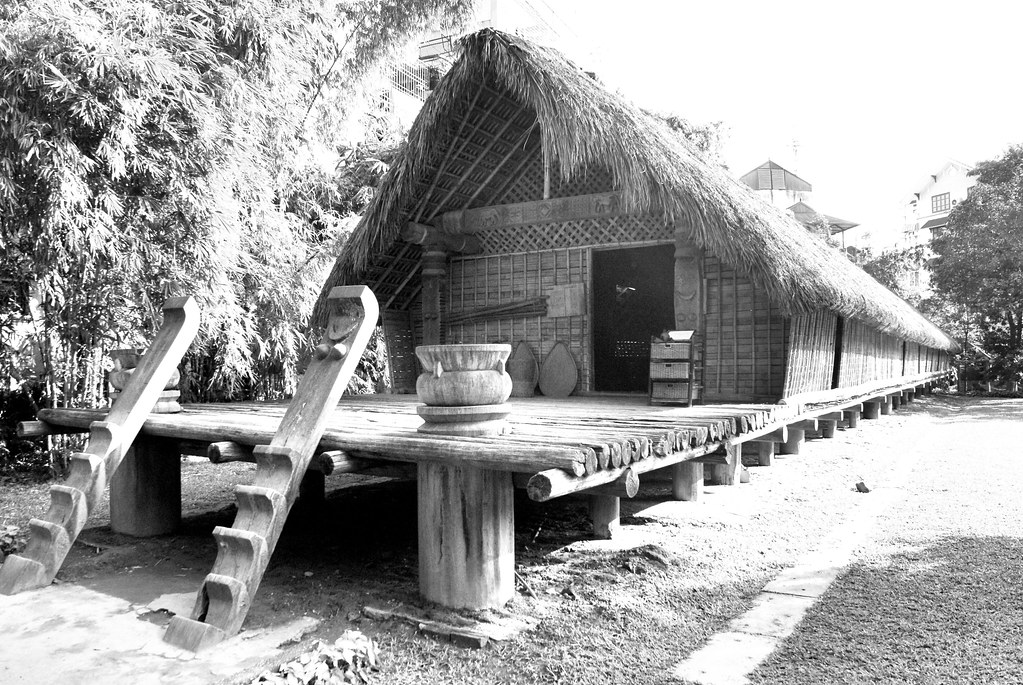 Entrée principale de la maison des Ede au musée ethnographique d’Hanoi.