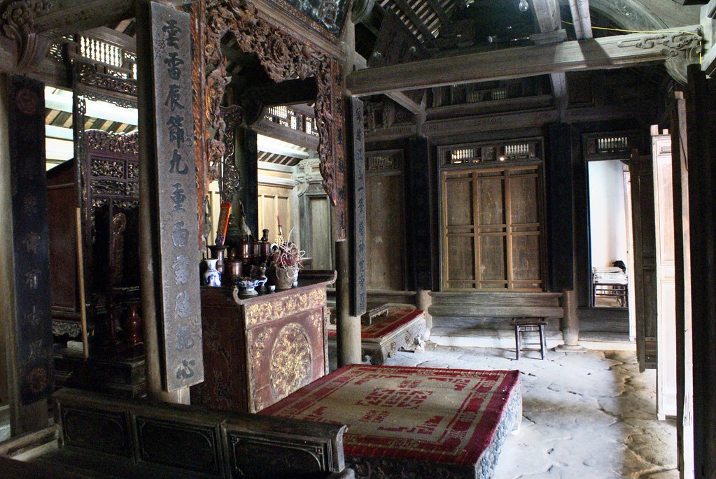 Intérieur richement décoré d’une maison viet dans le musée ethnographique d’Hanoi.