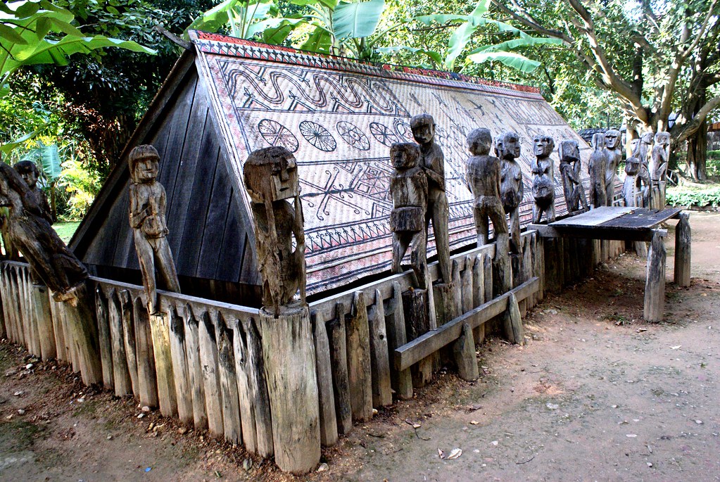 Tombes collectives du musée ethnographique du Vietnam à Hanoi.