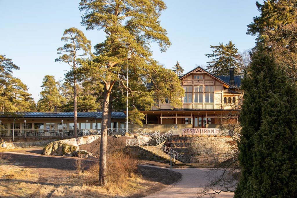 Cafe insolite à Helsinki : Seurasaaren Kruunu dans les bois au bord de la mer.