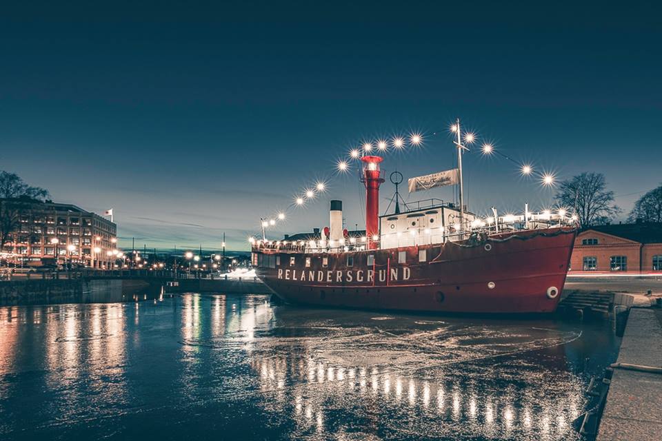 Cafe insolite à Helsinki : Bateau, port et ambiance industrielle au, tenez-vous bien ça secoue : Majakkalaiva Relandersgrund.