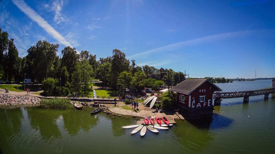 Cafe insolite à Helsinki : Café et kayak, deux passions reconciliables au Café Regatta.